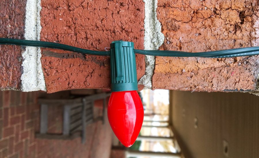 How to hang outdoor lights without nails 7