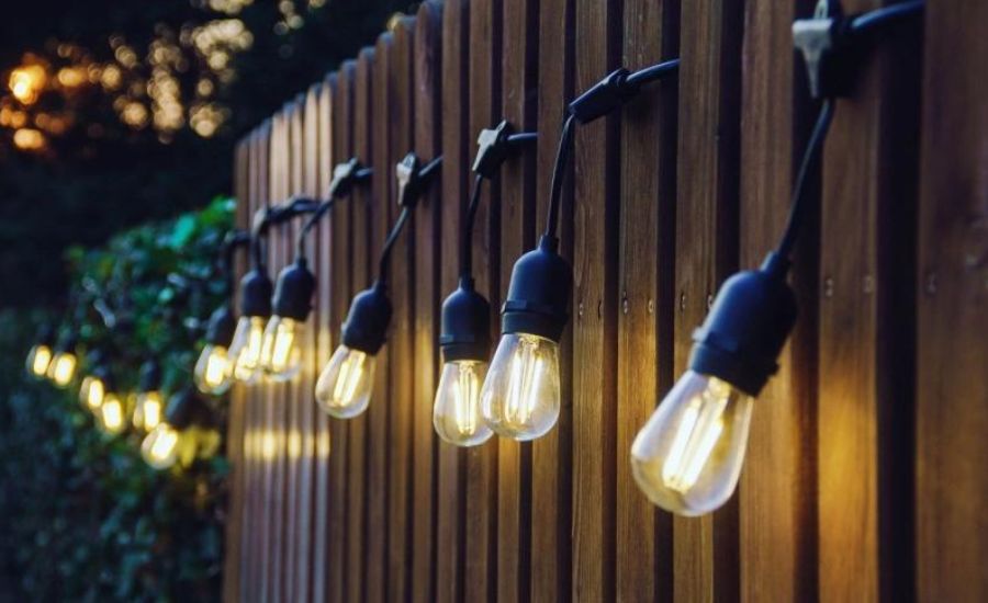 How to hang outdoor lights without nails 8